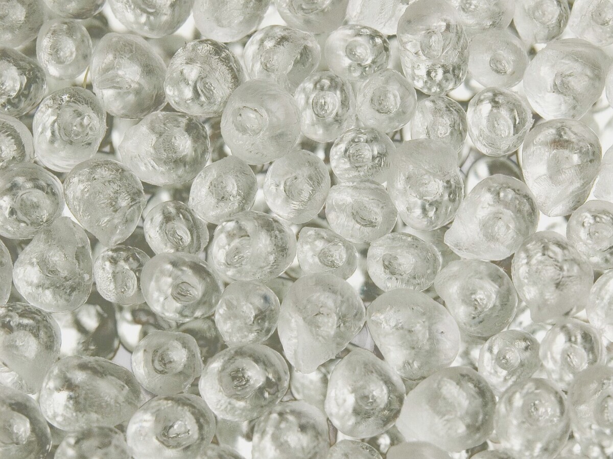 High performance, transparent polyamides for various applications in consumer electronics in internal structural components or external aesthetic parts